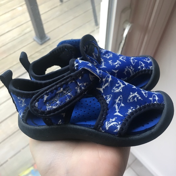 oshkosh water sandals